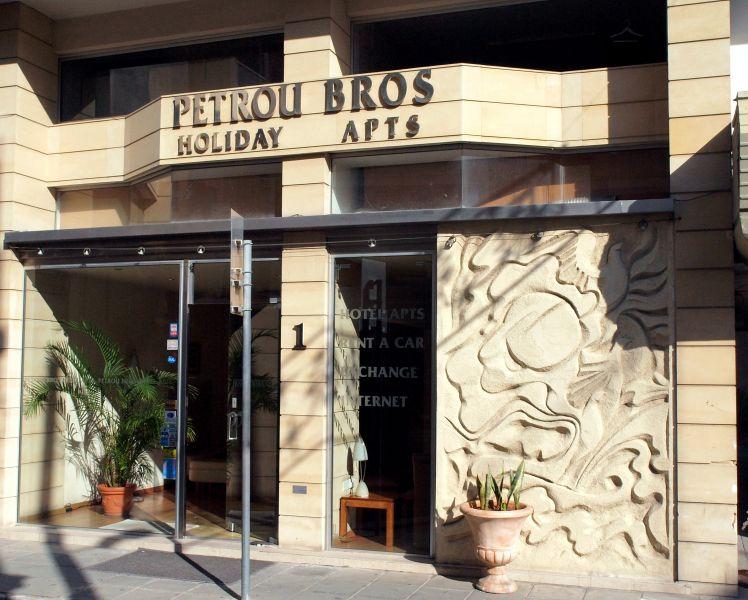 Petrou Bros Hotel Apts 3* - смотреть фото 1 Отель Petrou Bros Hotel Apts 3*, Ларнака - фото 1